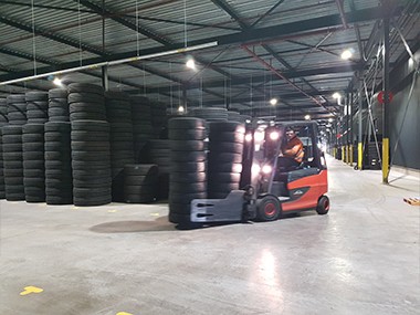 L'agrandissement de l'entrepôt vous offre une plus grande certitude quant à la disponibilité de vos pneus